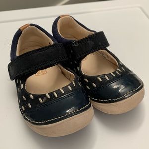 Super adorable Clarks “Softy Lou” Mary Janes. Navy Blue. Toddler size 4 EUC!